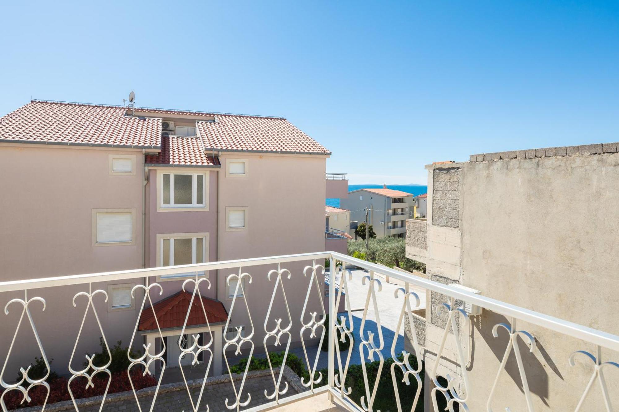 Sunshine Suites Omis Exterior photo