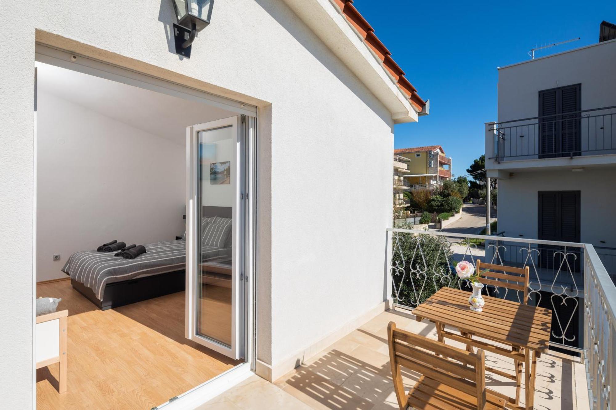 Sunshine Suites Omis Exterior photo