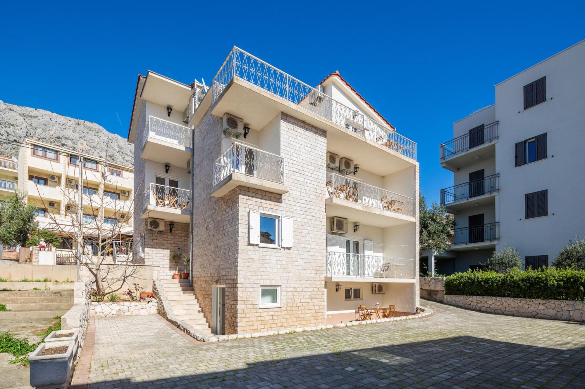 Sunshine Suites Omis Exterior photo